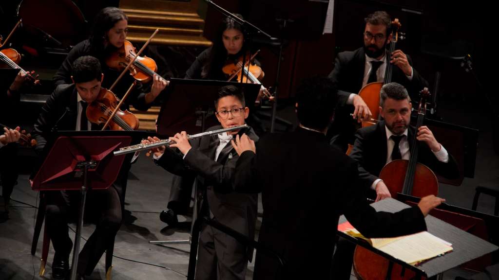 En 2019 Daniel Sanabria tocó en el concierto de André Rieu en Bogotá con una flauta de PVC. Ese día, el neerlandés le regaló la flauta traversa de uno de sus ´músicos. / Archivo Particular