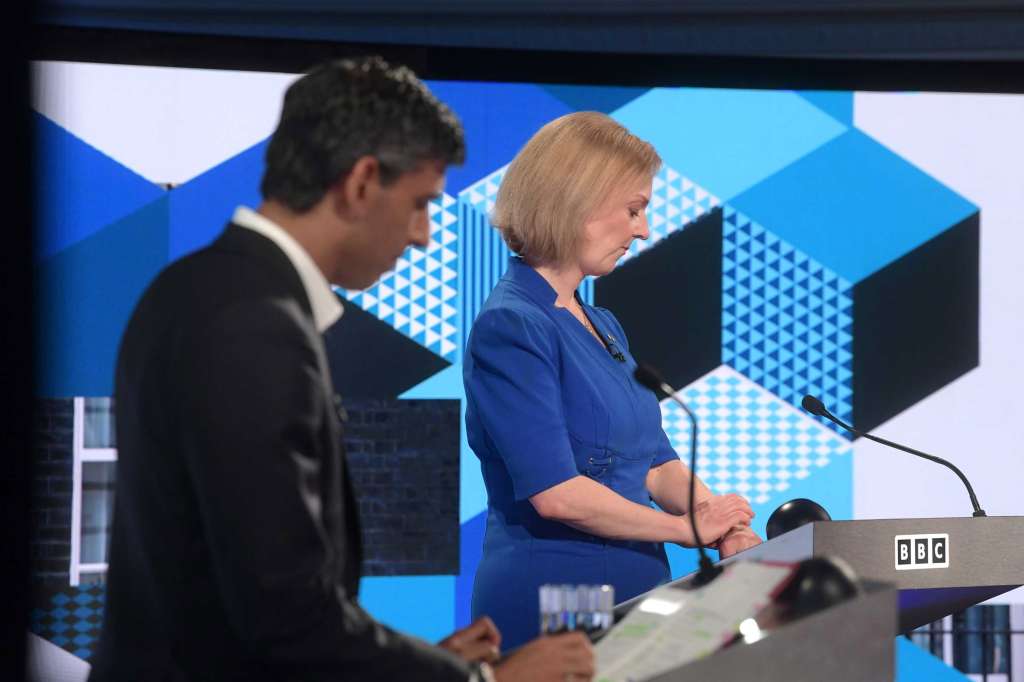 Stoke On Trent (United Kingdom), 25/07/2022.- A handout photo made available by the BBC shows Former British Chancellor of the Exchequer Rishi Sunak (L) and British Foreign Secretary Liz Truss at the BBC Debate 'Our Next Prime Minister' in Stoke on Trent, Britain 25 July 2022. The two candidates are vying to become the next Tory Party Leader and British Prime Minister which will be announced on 05 September 2022. (Reino Unido) EFE/EPA/Jeff Overs/BBC HANDOUT MANDATORY CREDIT HANDOUT EDITORIAL USE ONLY/NO SALES