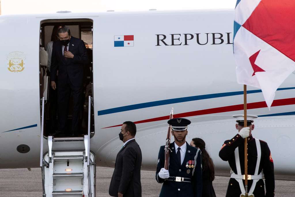 Los Angeles (United States), 07/06/2022.- President of Panama Laurentino Cortizo (top, L) disembarks from the plane upon his arrival at the Los Angeles Airport for the 2022 Summit of the Americas in Los Angeles, California, USA, 06 June 2022. (Estados Unidos) EFE/EPA/ETIENNE LAURENT