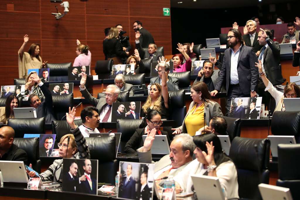 MEX7190. CIUDAD DE MÉXICO (MÉXICO), 22/02/2023.- Fotografía cedida hoy por el Senado de la República, donde se observa a los legisladores de Movimiento de Regeneración Nacional (MORENA), durante una sesión, en la Ciudad de México (México). El Senado de México aprobó este miércoles el llamado "Plan B" de la reforma electoral del presidente Andrés Manuel López Obrador, que modifica varias leyes secundarias que promueven una reducción en el presupuesto del Instituto Nacional Electoral (INE), aunque rechazaron la claúsula de “vida eterna” para los partidos. EFE/Senado de la República/SOLO USO EDITORIAL/SOLO DISPONIBLE PARA ILUSTRAR LA NOTICIA QUE ACOMPAÑA(CRÉDITO OBLIGATORIO)