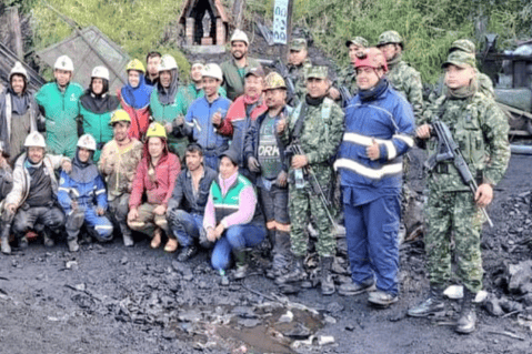 Rescatan con vida a dos personas que quedaron atrapadas en una mina en Cundinamarca