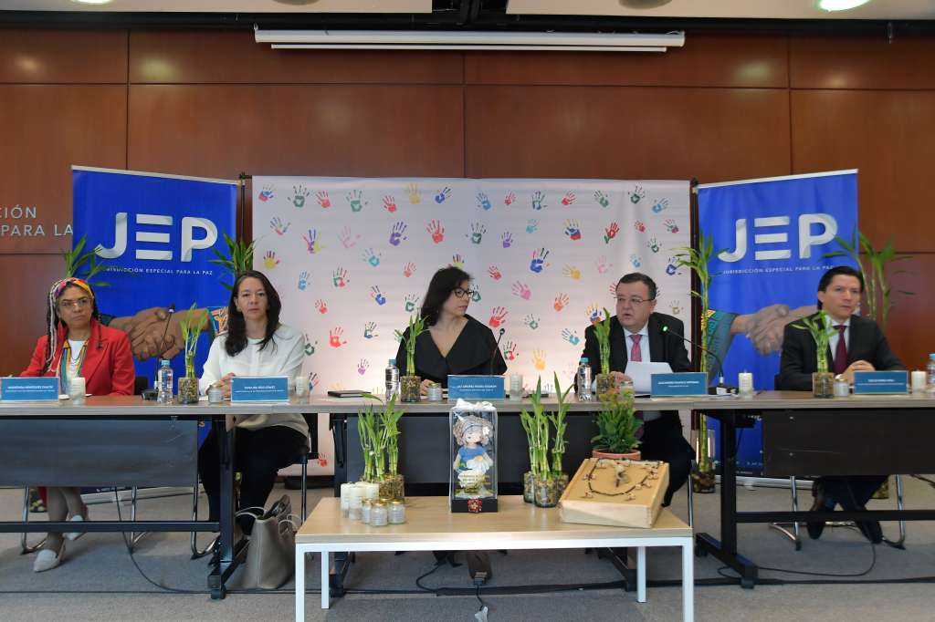 Las magistradas Nadiezhda Henríquez, Catalina Díaz y Lily Rueda; el presidente de la JEP, Alejandro Ramelli, y el magistrado Óscar Parra, durante la imputación por el reclutamiento forzado de menores y otros crímenes en el marco del macrocaso 07, a seis miembros del antiguo secretariado de la extinta guerrilla de las Farc: Rodrigo Londoño, Jaime Alberto Parra, Milton de Jesús Toncel, Pablo Catatumbo, Pastor Alape y Julián Gallo.