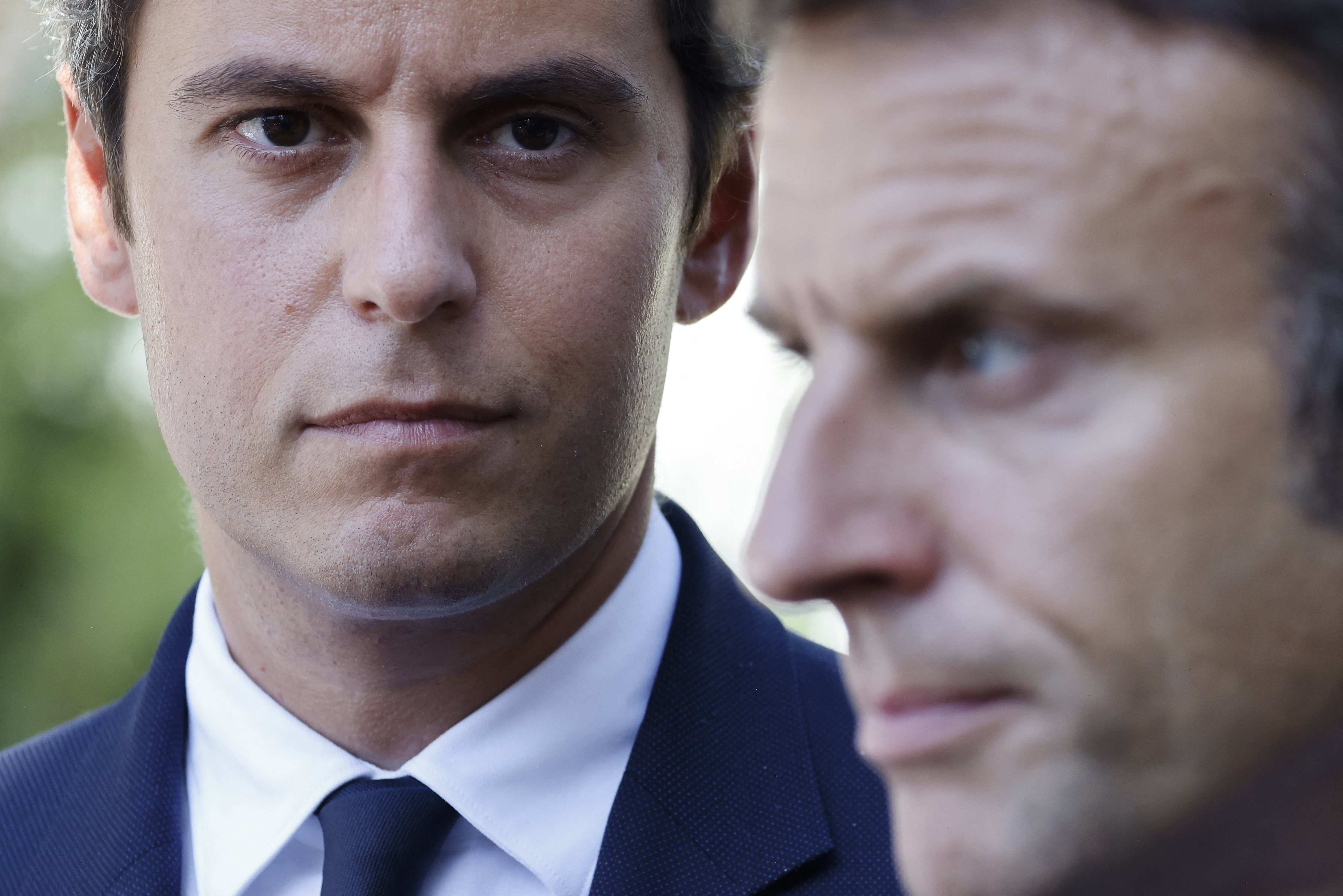 El presidente de Francia, Emmanuel Macron (derecha), junto al ministro francés de Educación y Juventud, Gabriel Atta.