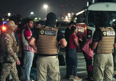Panamá deporta en un vuelo chárter a 30 migrantes colombianos