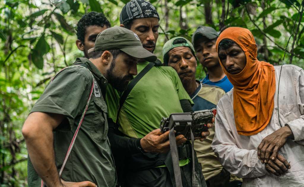 Los monitores locales, junto al equipo técnico de WWF Colombia, revisando las imágenes de una de las cámaras trampa. ©Luis Barreto/WWF Colombia