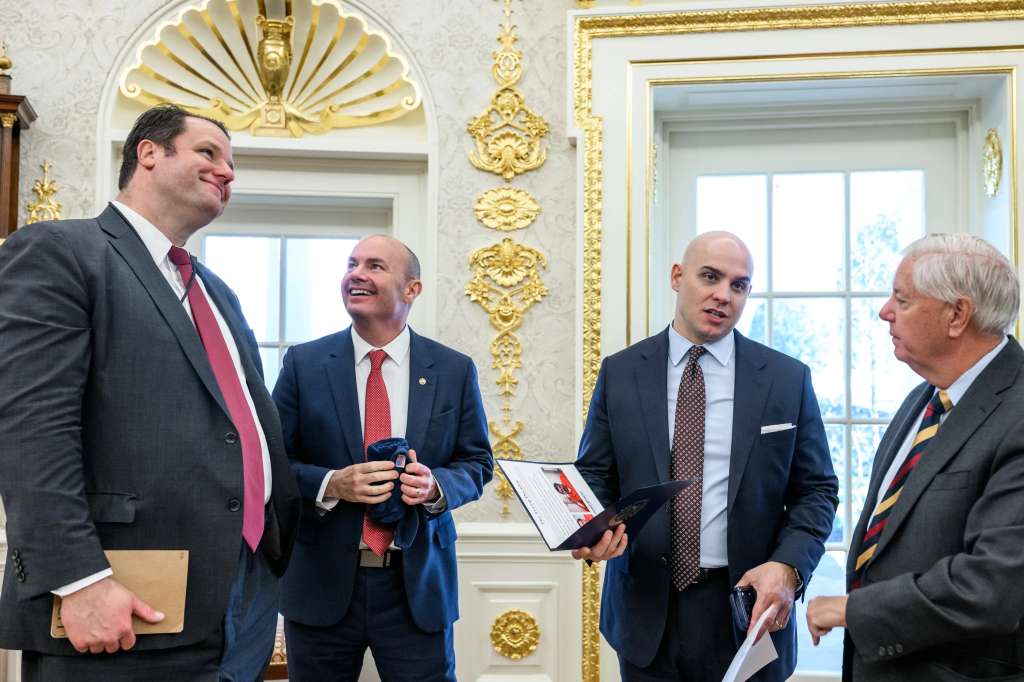 El presidente Donald Trump se reunió con senadores republicanos en el Despacho Oval tras almorzar en el Jardín de las Rosas, el martes 21 de octubre de 2025, en el Jardín de las Rosas de la Casa Blanca. De este encuentro salió la foto que volvió a tensar las relaciones con Bogotá.