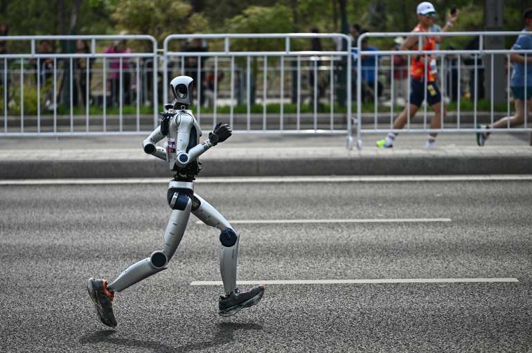 En Yizhuang, un distrito de Pekín, varios robots humanoides corrieron a una velocidad que ya no parece la de un experimento de laboratorio, sino la de una tecnología que empieza a competir de verdad con las capacidades humanas.