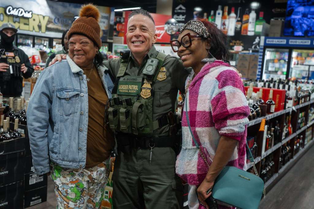 Kenner (United States), 06/12/2025.- US Border Patrol Chief Patrol Officer Gregory Bovino poses for selfies with shoppers at a gas station in Kenner, Louisiana, USA, 05 December 2025. About 250 federal Border Patrol agents are deployed to New Orleans and surrounding areas as part of the US president Trump administration's ongoing crackdown on undocumented immigration. (Nueva Orleáns) EFE/EPA/OLGA FEDOROVA
