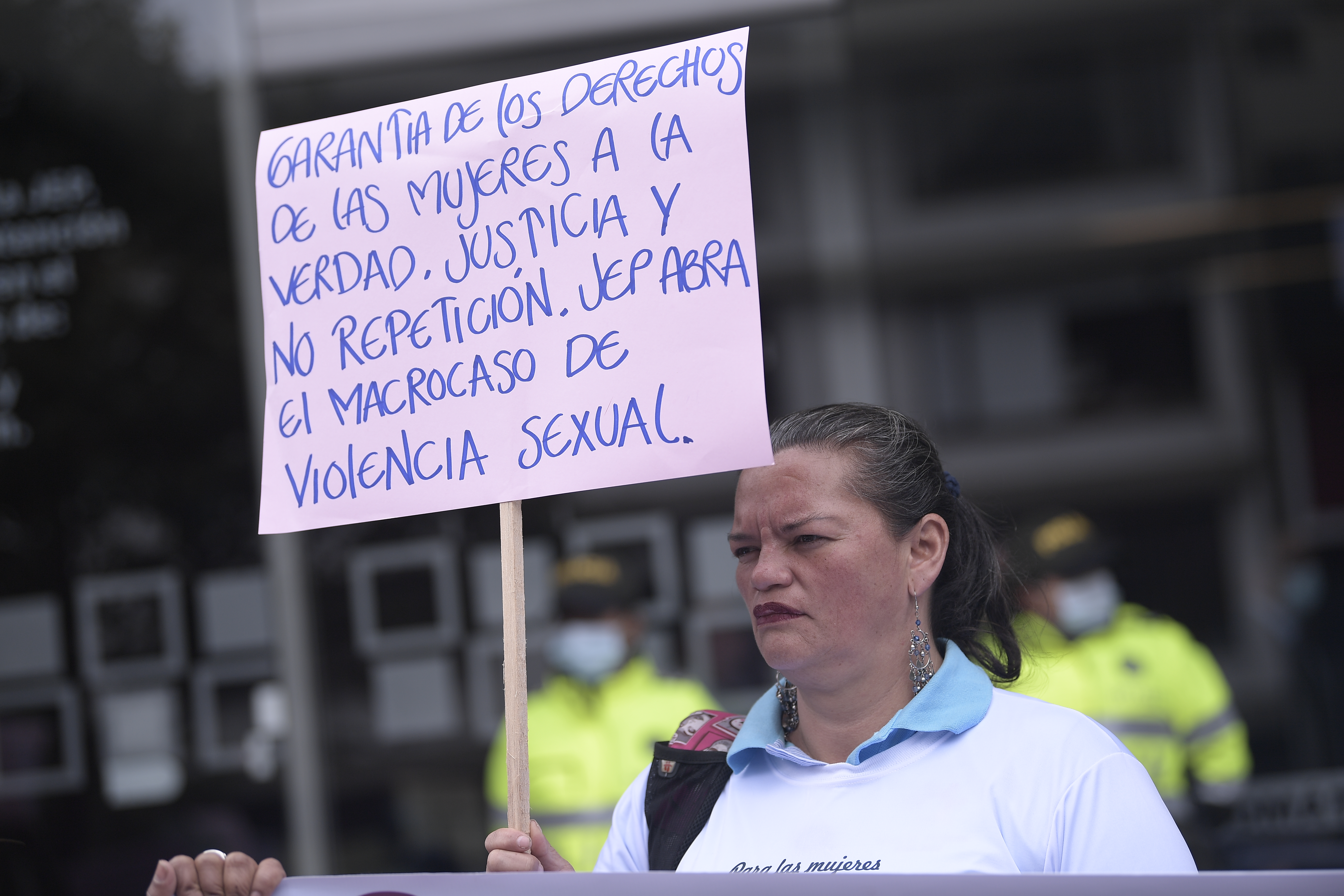 Mujeres que sufrieron violencia sexual en la guerra le exigen a la JEP que abra una investigación y que les dé respuestas sobre sus casos, en el marco del día de la dignidad de las víctimas de violencia sexual en el conflicto, que se conmemora este 25 de mayo.