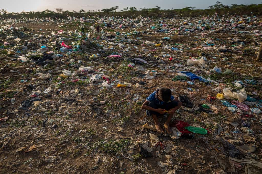 A las afueras de Maicao, en La Guajira, miles de personas viven en asentamientos irregulares rodeados de contaminación plástica.