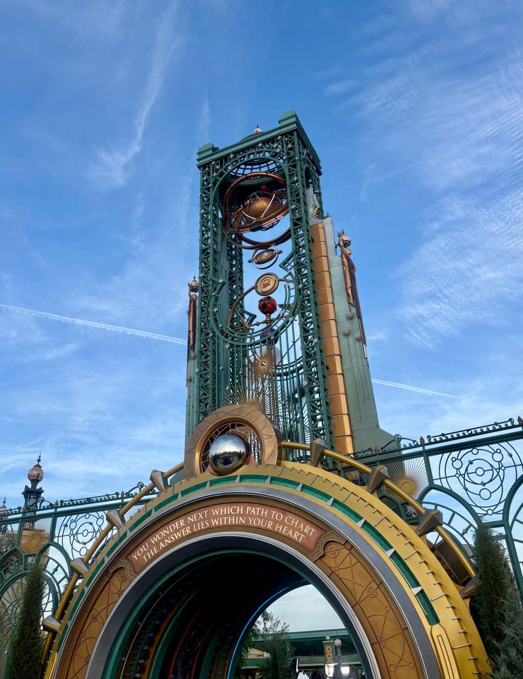 "Chronos" es una máquina gigante que aprovecha la energía del universo para alimentar todo el parque temático. También funciona como un portal que te permite acceder a otros mundos dentro de Epic Universe.