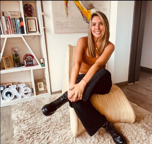 Mónica Rodríguez tiene 49 años y es la actual presentadora de Noticias Uno.