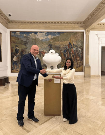 Salvatore Mancuso junto con la directora del Dapre, Angie Rodríguez.