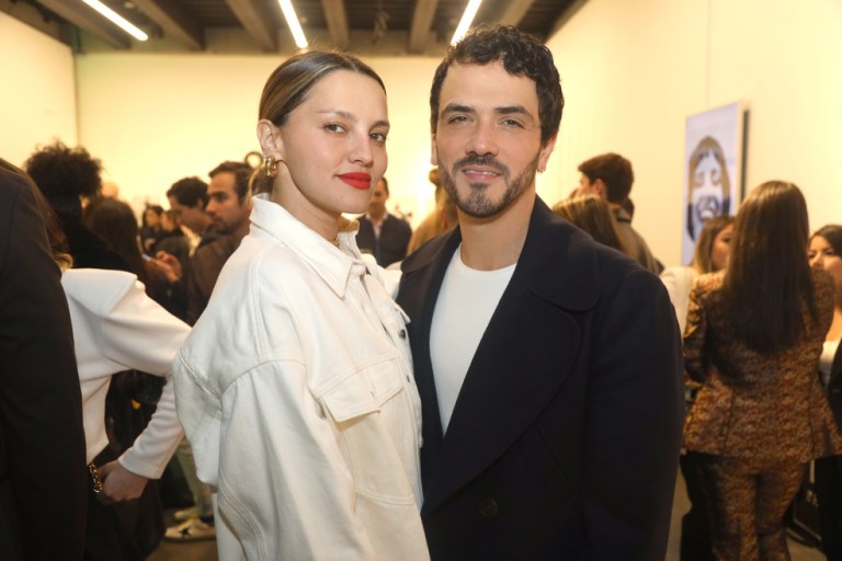 Open studios, Open for business
Trás una década de trabajo en la industria, Andrés Espinosa, uno de los mejores fotógrafos de moda a nivel latam y Álvaro Rodríguez, empresario destacado y su socio, buscan expandir su portafolio de servicios en todas las ramas de la creación de contenido fotográfico y audiovisual a sus clientes a través de Open Studios.
Con motivo de su lanzamiento, Open Studios enlista 10 de las mujeres más emblemáticas de Colombia y las re-introduce a través de los ojos, creatividad y manos de sus talentos mediante una exhibición de retratos en la nueva sede de la galería LGM en el corazón del Bogotá art district, un aliado que se suma a la causa con más de 25 años representando artistas modernos y contemporáneos.