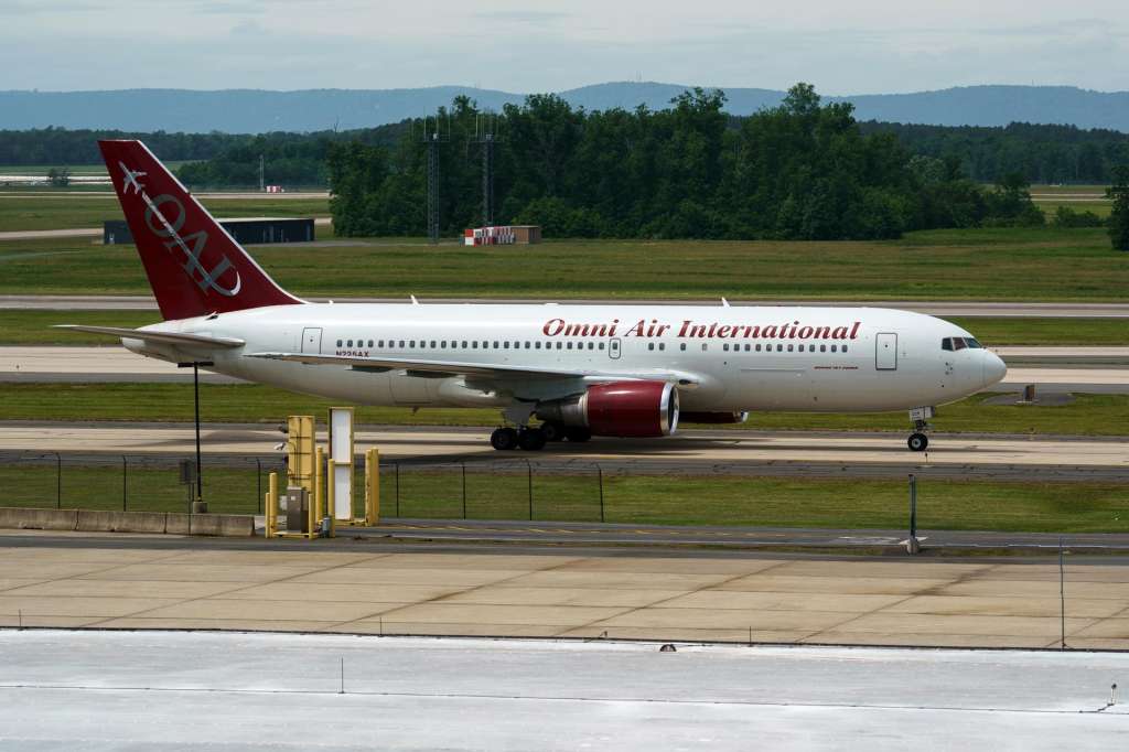 Dulles (United States), 12/05/2025.- An Omni Air International charter flight from South Africa lands at Dulles International Airport, Dulles, Virginia, USA, 12 May 2025. The plane carried South Africans who were granted refugee status under U.S. President Trump's Refugee Plan. (Sudáfrica) EFE/EPA/WILL OLIVER