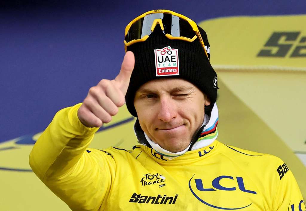 LA PLAGNE (France), 25/07/2025.- Yellow Jersey overall leader Slovenian rider Tadej Pogacar of UAE Team Emirates gives the thumb up on the podium after the 19th stage of the Tour de France cycling race over 93.1 km from Albertville to La Plagne, France, 25 July 2025. (Ciclismo, Francia) EFE/EPA/CHRISTOPHE PETIT TESSON
