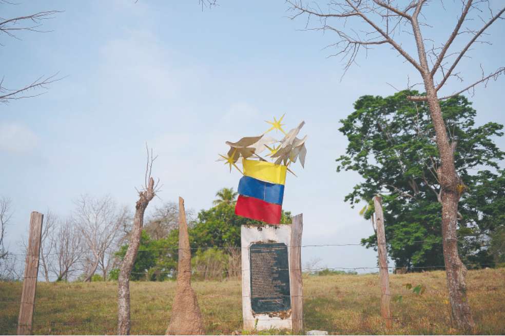 El monumento en honor a las víctimas de la masacre tiene una placa con los nombres de las 28 personas que fueron asesinadas ese 3 de abril. / Mauricio Alvarado-El Espectador