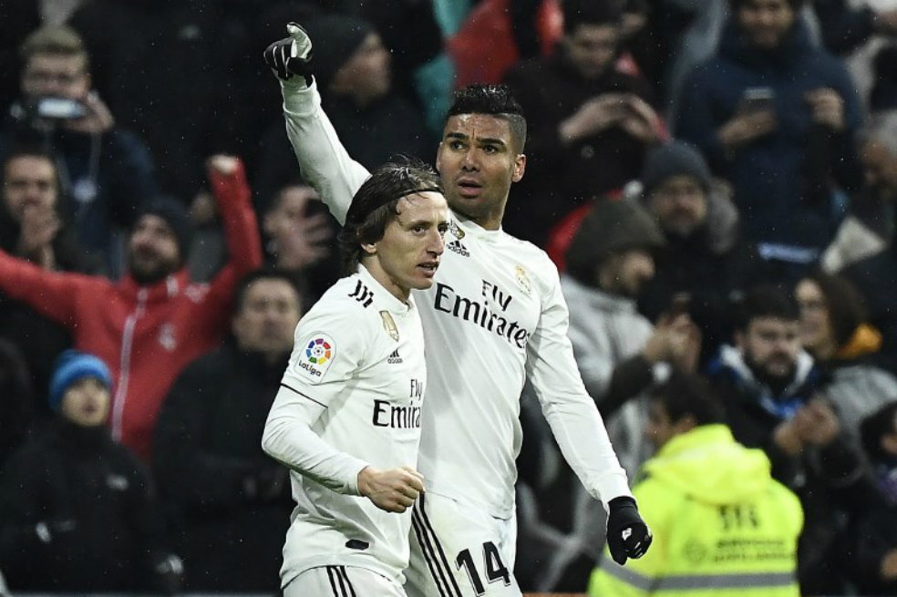 Casemiro y Modric, los autores de los goles este sábado en el Santiago Bernabéu. / AFP