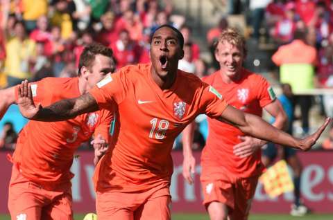 Holanda venció 2-0 a Chile y aseguró la primera posición del Grupo B