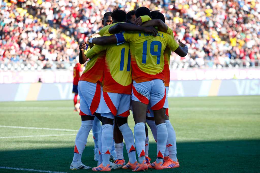 GR3021. TALCA (CHILE), 11/10/2025.- Jugadores de Colombia celebran un gol este sábado, en un partido de cuartos de final de la Copa Mundial Sub-20 entre España y Colombia en el estadio Fiscal de Talca (Chile). EFE/ Benjamín Hernández