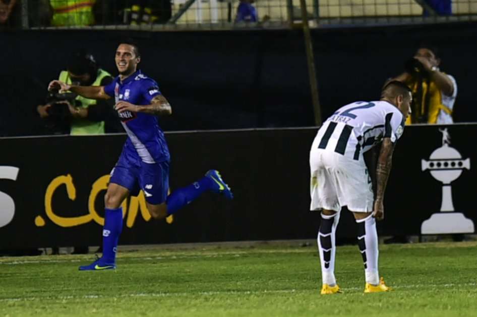 Emanuel Herrera celebra el primer gol de Emelec en el partido. Foto: AFP