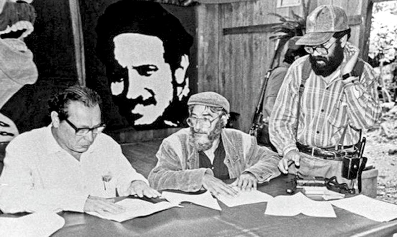 Manuel Marulanda, comandante de las Farc, junto a Manuel Pérez (del Eln) y Alfonso Cano, también comandante de las Farc. Los tres ya murieron. / AFP