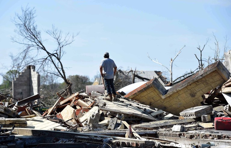 Rolling Fork (United States), 26/03/2023.- Abel Hernandez of Leland looks over tornado damage in Rolling Fork, Mississippi, USA, 26 March 2023. At least 25 people have been killed in Mississippi after a tornado and severe weather outbreak on 24 March, according to the Mississippi Emergency Management Agency. The courthouse flag, torn to shreds, was blow into a large tree. (Estados Unidos) EFE/EPA/CHRIS TODD