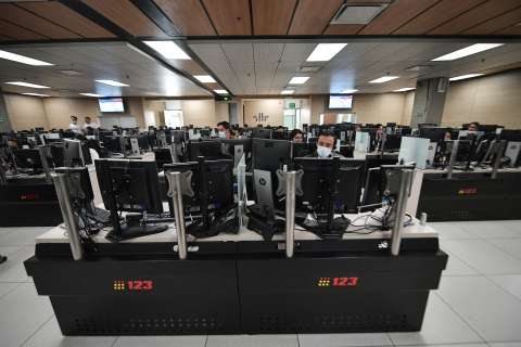 Línea 123: operadores denuncian déficit de personal y ‘rosca’ en contrataciones