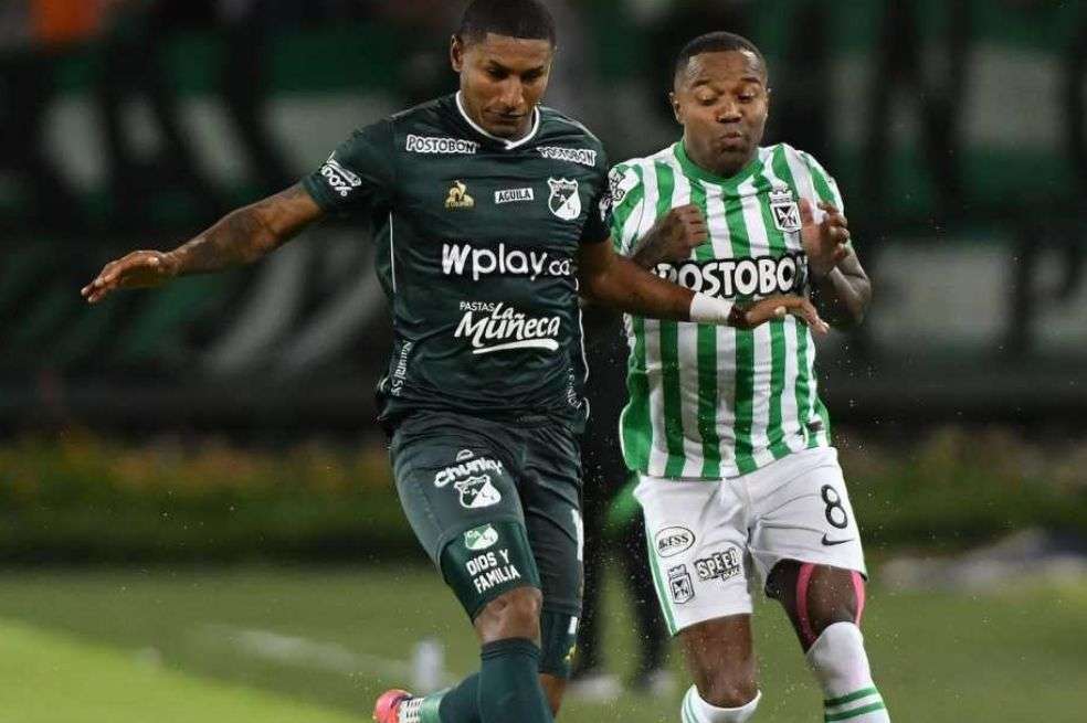 Juan Camilo Ángulo y Dorlán Pabón disputan una pelota.