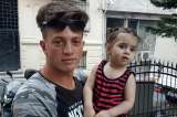 En video: Hombre salva a una niña que cayó de un edificio