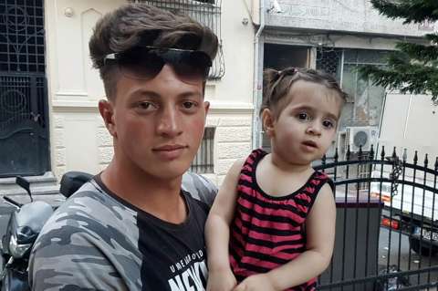 En video: Hombre salva a una niña que cayó de un edificio