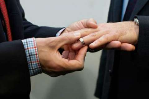Celebran en Acapulco primer matrimonio gay masivo