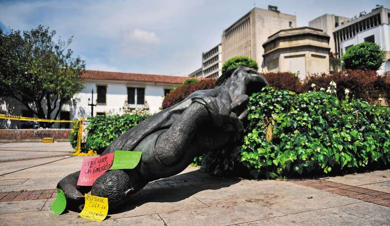 Estatua Gonzalo Jimenez de Quesada Derrumbada Por el Pueblo MISAKS
