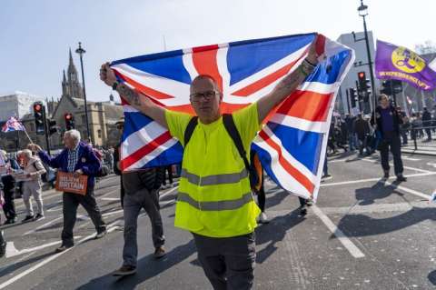 Parlamento británico rechaza por tercera vez acuerdo de May, ¿qué cambia?