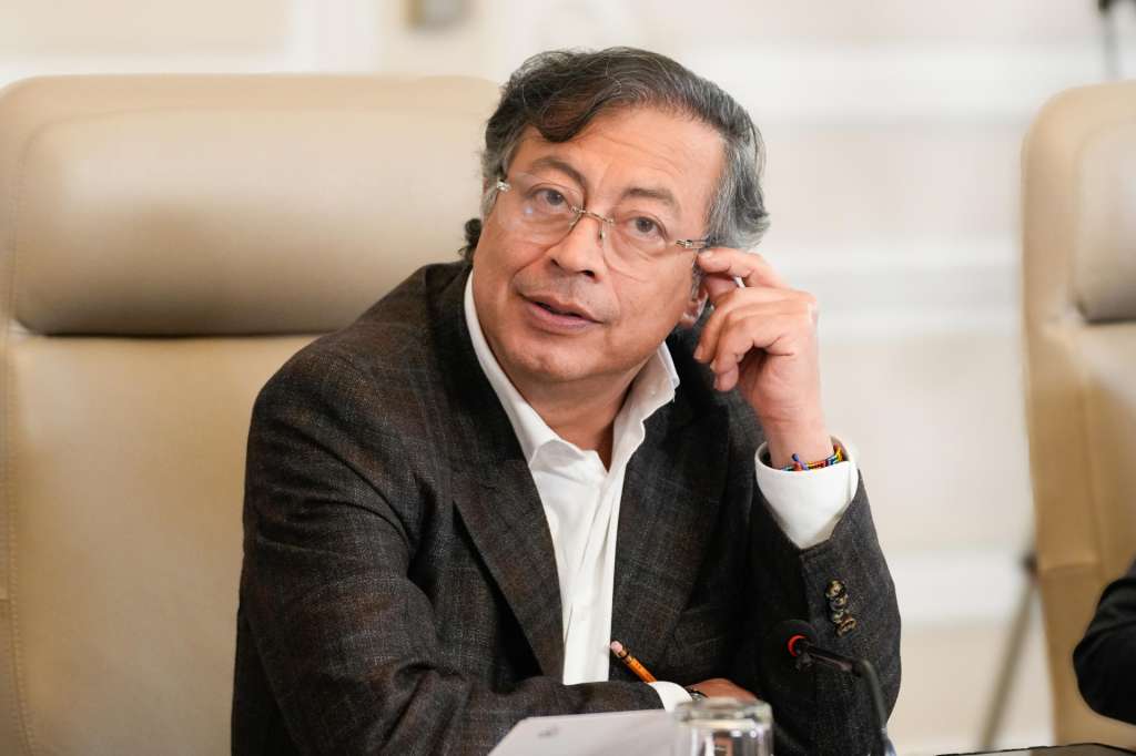 AME9997. BOGOTÁ (COLOMBIA), 15/09/2025.- Fotografía cedida por la Presidencia de Colombia de su mandatario, Gustavo Petro, durante un consejo de ministros este lunes, en Bogotá (Colombia). Petro afirmó que las Fuerzas Militares de su país dejarán de depender del armamento de Estados Unidos, luego de anunciar que en una decisión supuestamente "política", Washington descertificó a Colombia en la lucha antidrogas. EFE/ Presidencia de Colombia /SOLO USO EDITORIAL/ NO VENTAS/ SOLO DISPONIBLE PARA ILUSTRAR LA NOTICIA QUE ACOMPAÑA (CRÉDITO OBLIGATORIO)