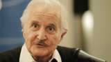 Carlos Fuentes, de niño "globalizado" a intelectual con un intenso compromiso