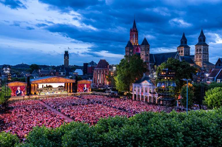 Maastricht recibe visitantes de muchos lugares del mundo, que acuden a la ciudad para estar en los conciertos de André Rieu.