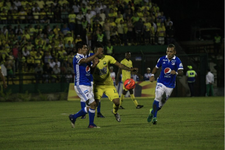 Un penalti salva a Millonarios de irse con las manos vacías ante Bucaramanga