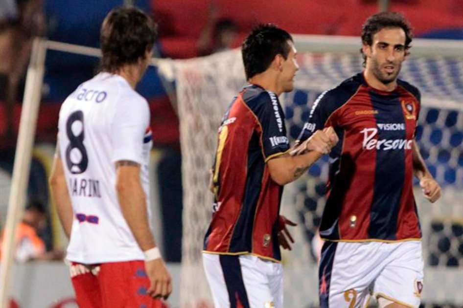 El jugador del Cerro Porteño de Paraguay Roberto Nanni (d) celebra un gol con Jonathan Fabro (c) ante el Tigre. / EFE