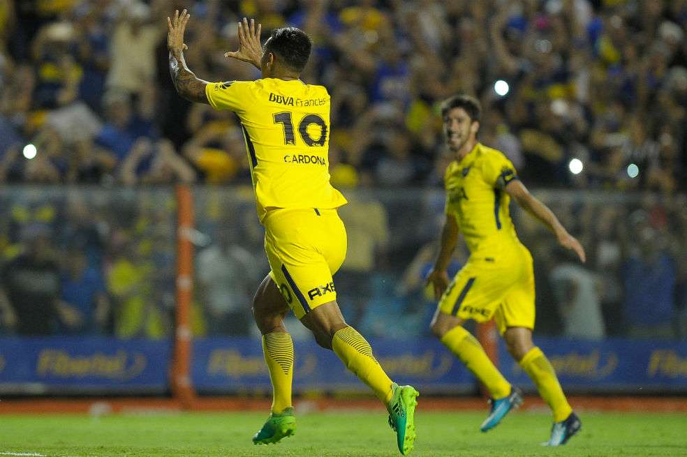Cardona (izq.) luego de anotar de penal. / AFP