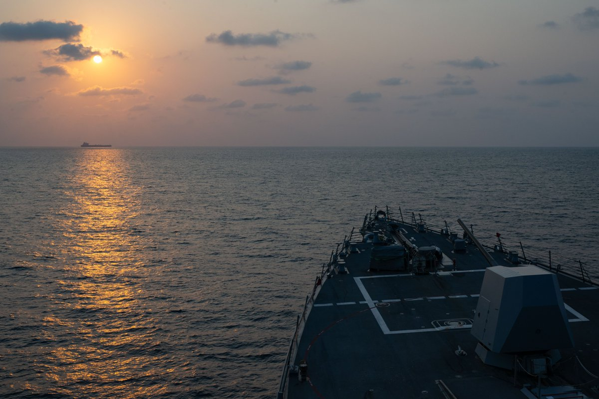ORMUZ, 05/05/2026.- El destructor de misiles guiados USS Pinckney (DDG 91) observa un buque mercante mientras patrulla aplicando el bloqueo de Estados Unidos contra Irán. Dos buques de guerra de EE.UU. lograron atravesar el estrecho de Ormuz e ingresar al golfo Pérsico este lunes, pese a un ataque coordinado con drones, misiles y pequeñas embarcaciones, atribuido a Irán. EFE/ CENTCOM - SOLO USO EDITORIAL/SOLO DISPONIBLE PARA ILUSTRAR LA NOTICIA QUE ACOMPAÑA (CRÉDITO OBLIGATORIO) -