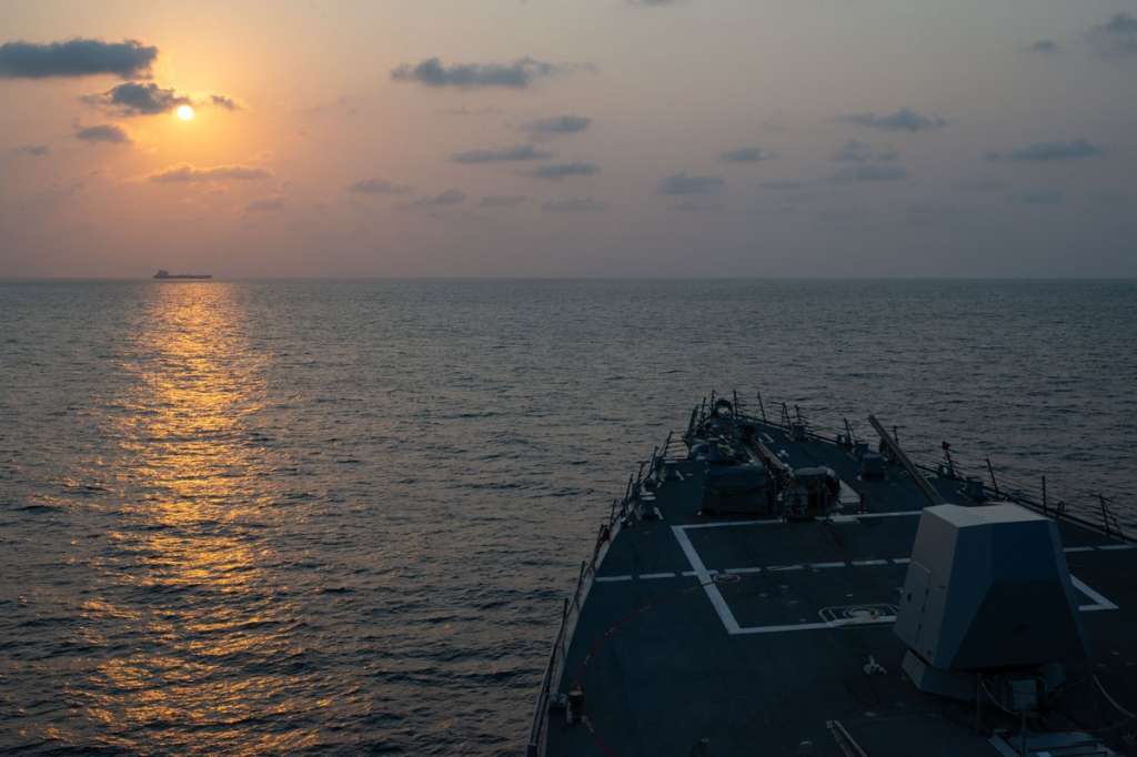 ORMUZ, 05/05/2026.- El destructor de misiles guiados USS Pinckney (DDG 91) observa un buque mercante mientras patrulla aplicando el bloqueo de Estados Unidos contra Irán. Dos buques de guerra de EE.UU. lograron atravesar el estrecho de Ormuz e ingresar al golfo Pérsico este lunes, pese a un ataque coordinado con drones, misiles y pequeñas embarcaciones, atribuido a Irán. EFE/ CENTCOM - SOLO USO EDITORIAL/SOLO DISPONIBLE PARA ILUSTRAR LA NOTICIA QUE ACOMPAÑA (CRÉDITO OBLIGATORIO) -