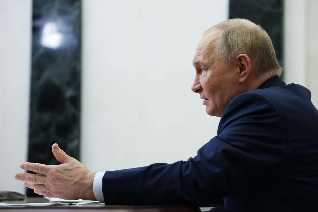 MOSCOW (Russian Federation), 29/10/2025.- Russian President Vladimir Putin chairs a government meeting via video conference in Moscow, Russia, 29 October 2025. (Rusia, Moscú) EFE/EPA/ALEXANDER KAZAKOV/SPUTNIK/KREMLIN / POOL MANDATORY CREDIT