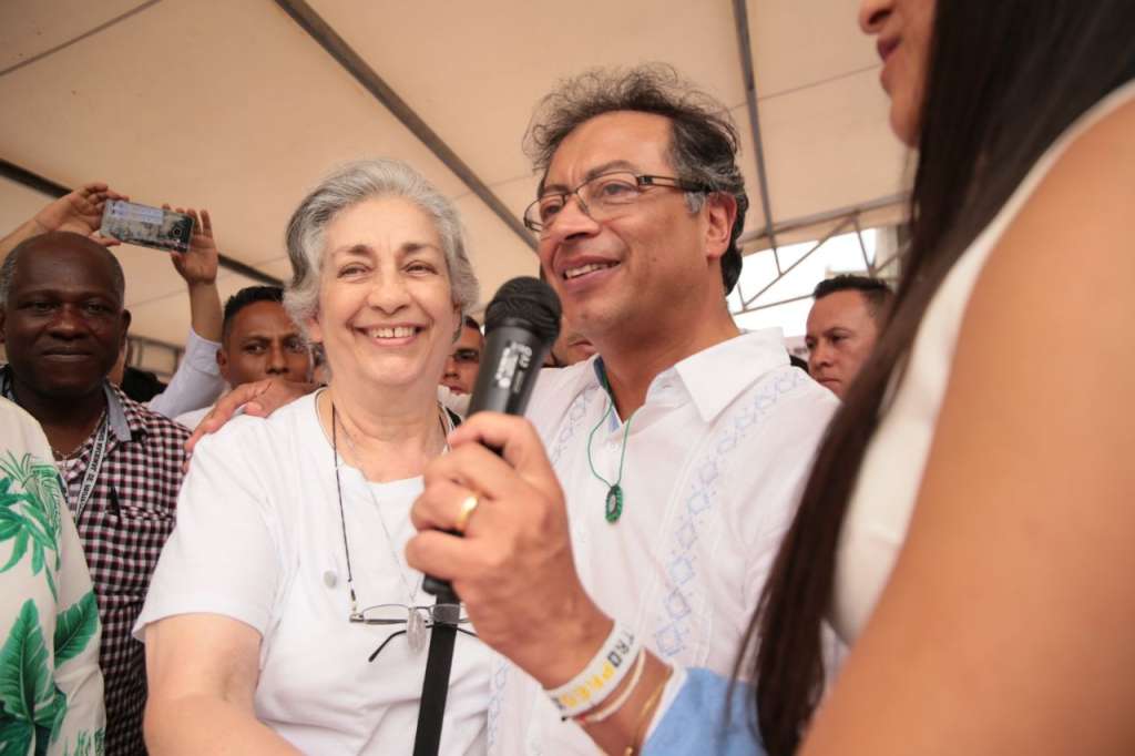 Tulia Mercedes Barreto el día en que se subió a la tarima con Gustavo Petro, en plena campaña presidencial. / Twitter: @IndiraVegaP