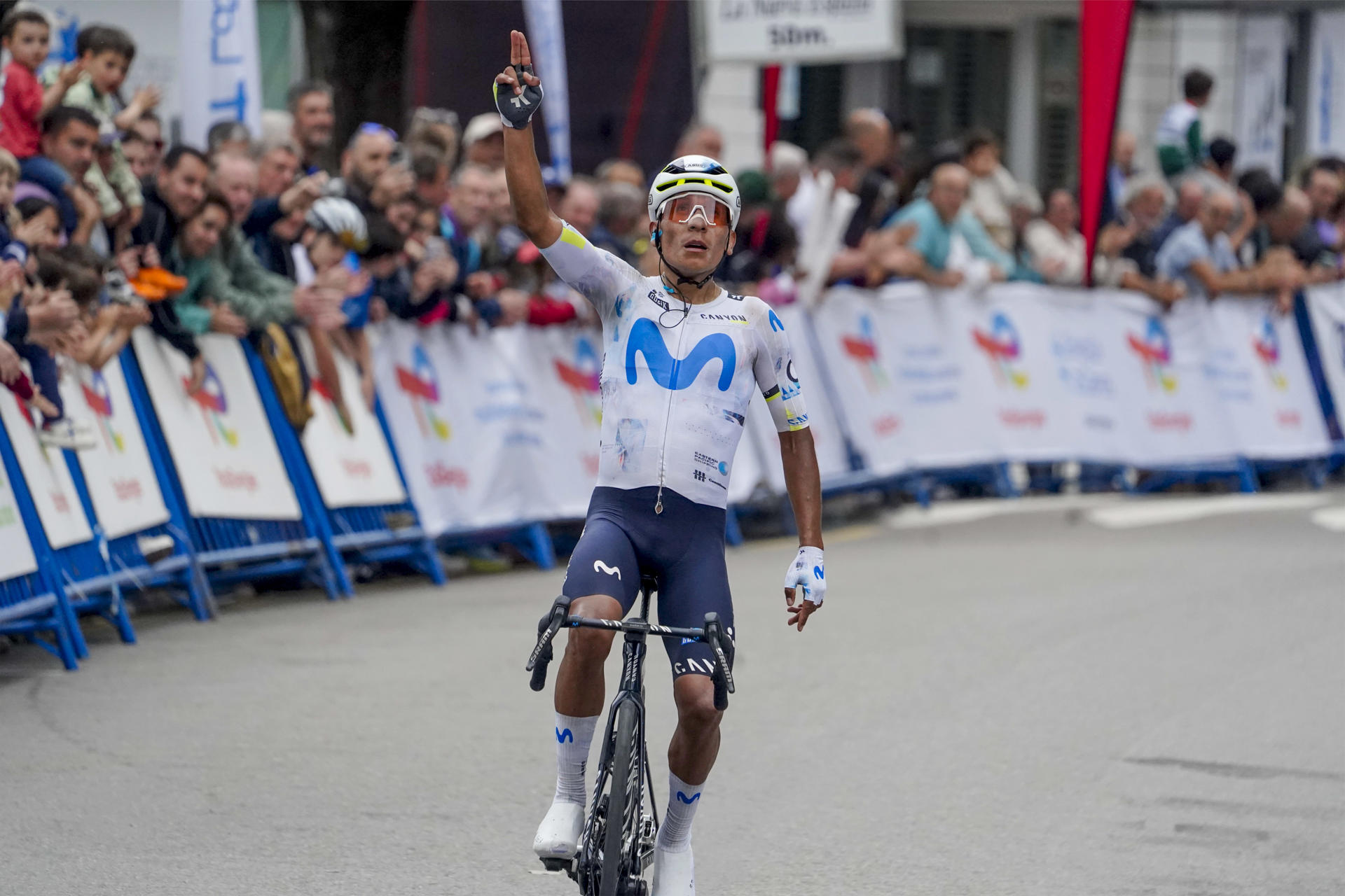 FOTODELDÍA POLA DE LENA, 24/04/2026.- El colombiano Nairo Quintana, líder de la general, celebra la victoria conseguida en segunda etapa de la Vuelta Ciclista a Asturias 2026, disputada entre Llanes y Pola de Lena, con un recorrido de 140 kilómetros con el alto de la Colladiella, de primera categoría, y otros tres de segunda y tercera. EFE/Paco Paredes