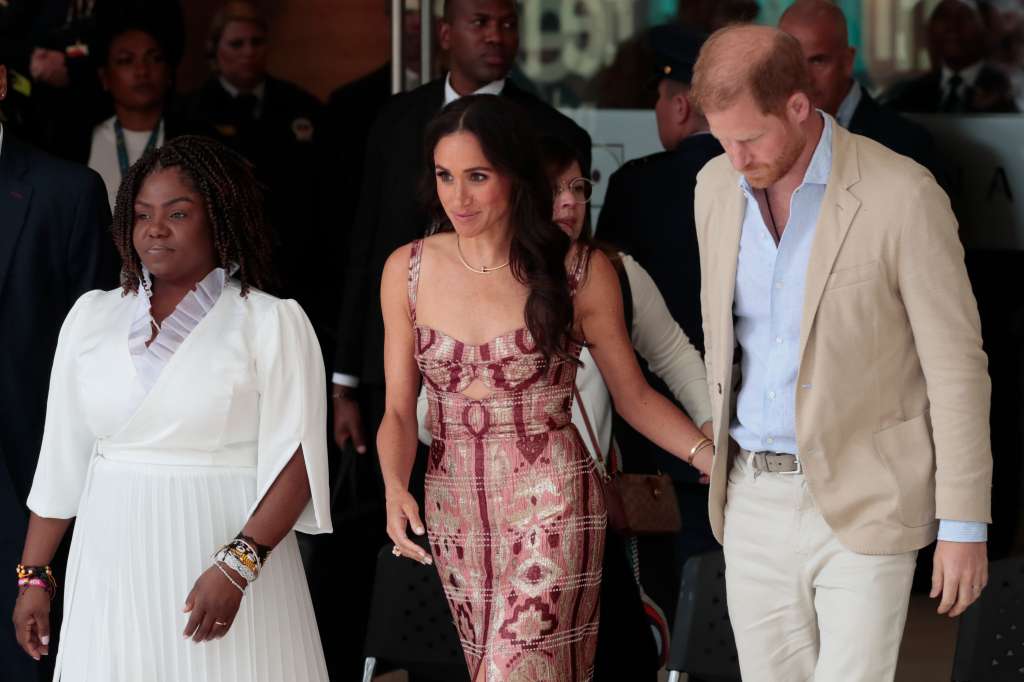 AME604. BOGOTÁ (COLOMBIA), 15/08/2024.- La vicepresidenta de Colombia, Francia Márquez (i), y los duques de Sussex, el príncipe Enrique (d) y Meghan, asisten a un acto este jueves, en Bogotá (Colombia). EFE/ Carlos Ortega