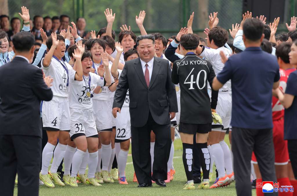 El líder norcoreano Kim Jong Un (C) felicitando a las jugadoras que ganaron la Copa Asiática Femenina Sub-17 de la AFC.