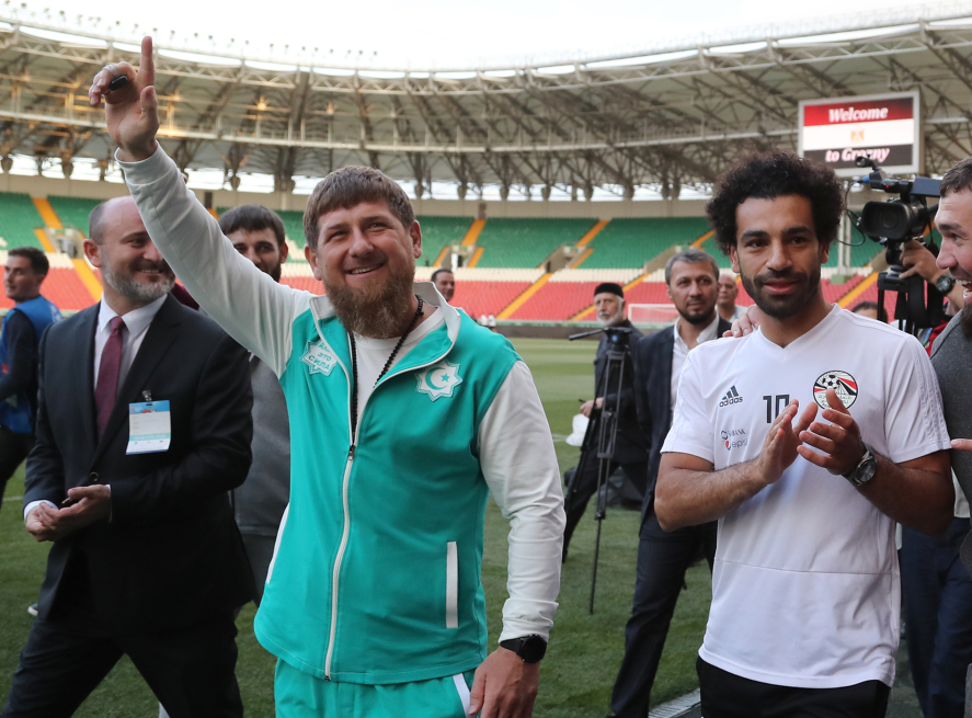 Ramzán Kadýrov, líder checheno (i) junto al jugador egipcio Mohamed Salah. / AFP