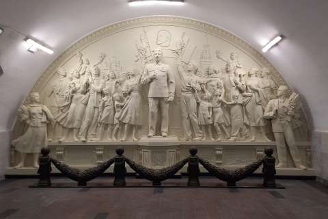 Una estatua de Stalin vuelve al metro de Moscú
