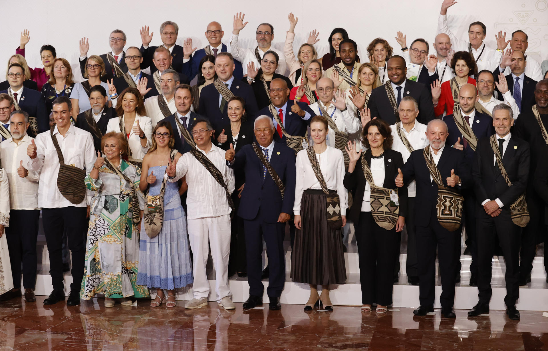 AME7293. SANTA MARTA (COLOMBIA), 09/11/2025.- El presidente de Colombia Gustavo Petro (ci), acompañado de los asistentes a la ceremonia de apertura de la IV Cumbre CELAC-UE, posan en la foto oficial este domingo, en Santa Marta (Colombia). El número de jefes de Estado y de Gobierno que asistirán a la IV Cumbre de la Comunidad de Estados Latinoamericanos y Caribeños (CELAC) y la Unión Europea (UE) en la ciudad colombiana de Santa Marta se redujo de doce a nueve, informaron fuentes oficiales. EFE/ Mauricio Dueñas Castañeda
